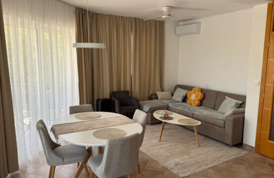 Dvosoban stan u kompleksu sa bazenom