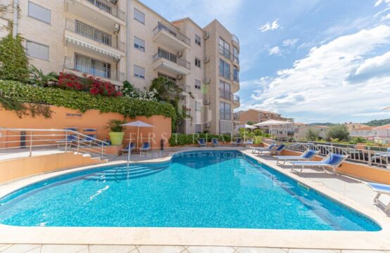 Three-bedroom apartment in a complex with a swimming pool