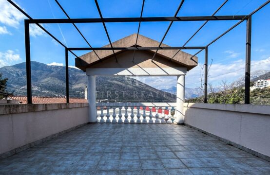Family villa with a pool in the suburbs of Tivat