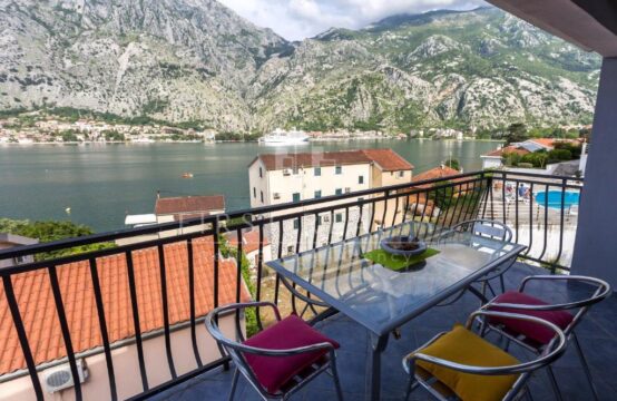 Dvoetažni stan sa neverovatnim pogledom na Kotor