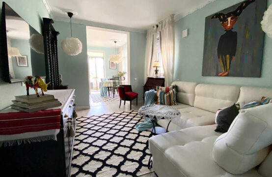 Уютная дизайнерская квартира с одной спальней в курортном поселке