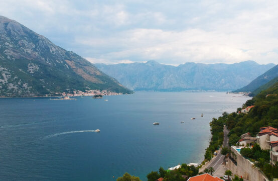 Urbanizovan plac sa pogledom na Perast