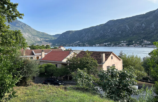 Old stone house 100m from the sea