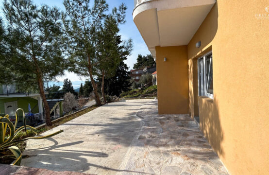 Two bedroom apartment in the suburbs of Tivat