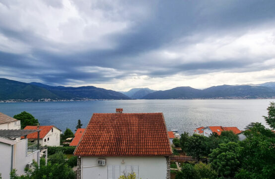 Trospratna kuća sa panoramskim pogledom na Tivatski zaliv