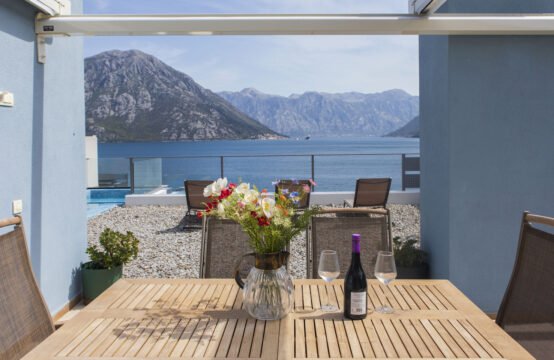 Luxury villa with pool and panoramic views of the bay