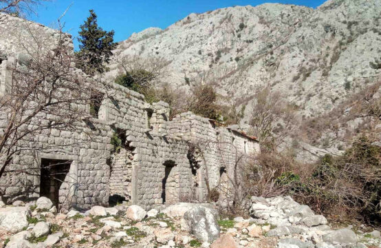 Veliki plac od 9600 kvadratnih metara sa porušenom kućom