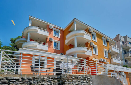 Aparthotel with 19 rooms above the beach Lucice
