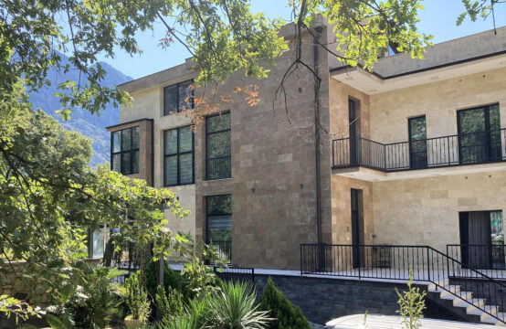 Современная резиденция Эдем с большим участком земли