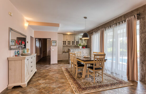 Villa with pool and sea view