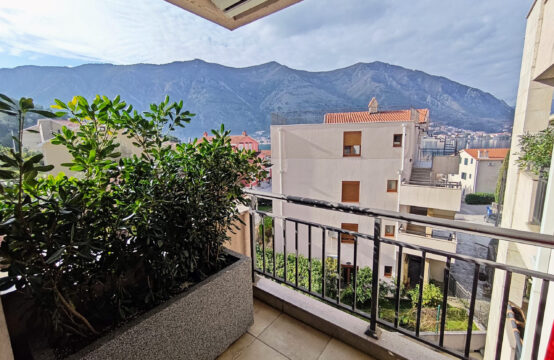 Trosoban stan 70m od mora