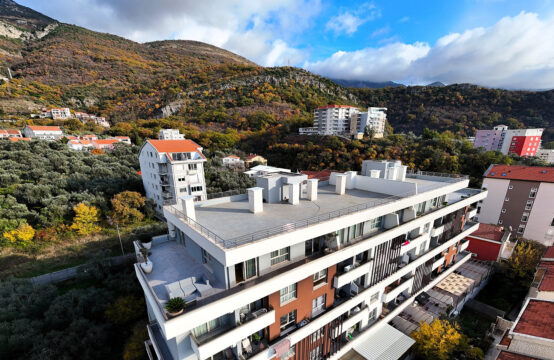 Luksuzni penthaus sa velikom krovnom terasom i garažnim prostorom