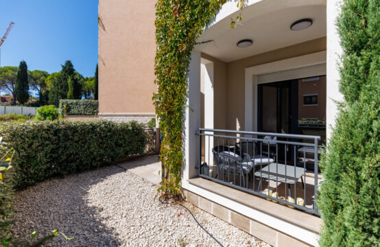 Apartment with a courtyard in the Luštica Bay complex, Centrale