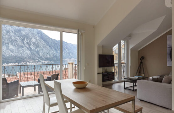 One-bedroom apartment in a complex with a swimming pool and a gorgeous view