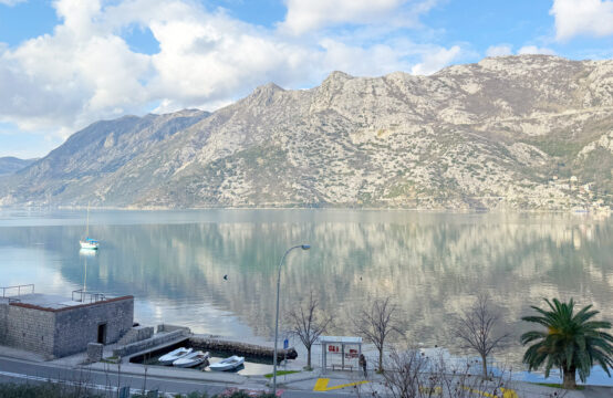 Квартира с двумя спальнями на первой линии моря