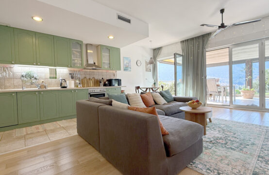 Просторная квартира с двумя спальнями и большой террасой в комплексе с бассейном