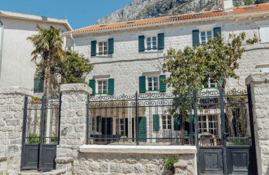 Каменная вилла на первой линии с причалом