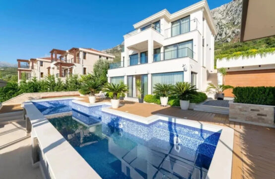 Moderna vila sa bazenom i pogledom na more u Blizikućama