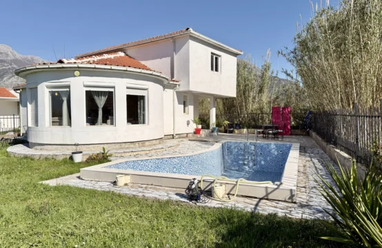 Kuća sa bazenom i pogledom na planine