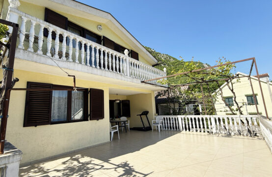 Уютный дом с гаражом и видом на море