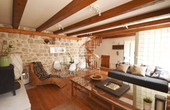 Duplex in an old mansion with a large terrace