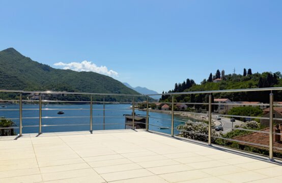 Apartman na prvoj liniji mora sa prostranom terasom