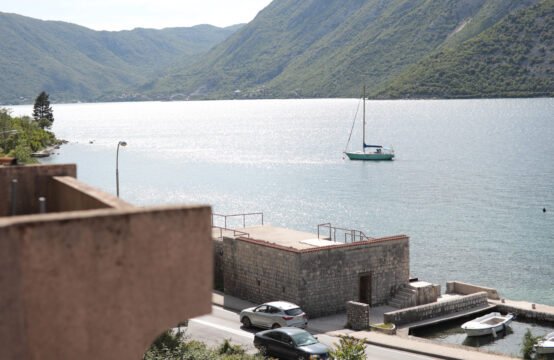 Three-bedroom apartment on the seafront