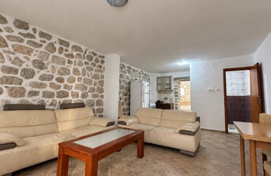Dva apartmana u kamenoj kući u centru grada